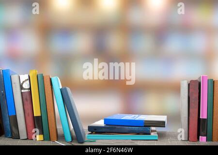 Bücher stapelten sich auf dem Bibliothekstisch Stockfoto