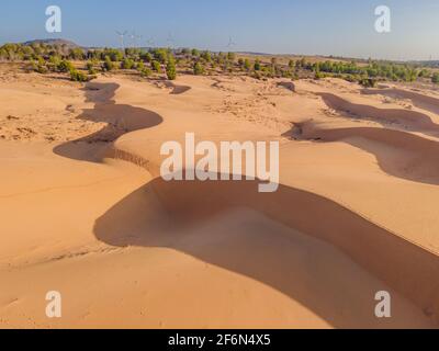 Wüste - Globale Erwärmung. Riesige Dünen der Wüste. Schöner Ort für Fotografen und Reisende. Schöne Strukturen von sandigen Barkhans Stockfoto