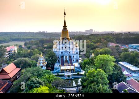 Buu Long Pagode, District 9, Ho-Chi-Minh-Stadt, Vietnam - 30. März 2021: Luftaufnahme eines schönen Tempels versteckt in Ho-Chi-Minh-Stadt, Vietnam, EIN gemischtes Stockfoto