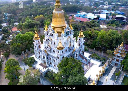 Buu Long Pagode, District 9, Ho-Chi-Minh-Stadt, Vietnam - 30. März 2021: Luftaufnahme eines schönen Tempels versteckt in Ho-Chi-Minh-Stadt, Vietnam, EIN gemischtes Stockfoto