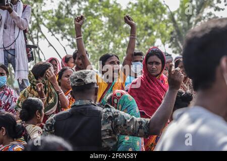 Nandigram, Indien. April 2021. Ein Protestler singt während der Zusammenstöße die Slogans von Jai Sree Raam. Zusammenstöße kamen aus, nachdem die Führer der TMC (Trinamool Congress Party) aus dem Boyal-Gebiet in Nandigram, Westbengalen, behaupteten, dass Mitglieder der Bhartiya Janta Party während der zweiten Phase der Wahlen in Westbengalen die Wahlstation einfangen würden, jedoch bestritten die BJP-Mitglieder die Anschuldigungen. Kredit: SOPA Images Limited/Alamy Live Nachrichten Stockfoto