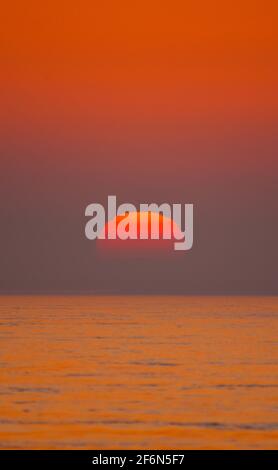 31/03/2021. Gravesend UK River Thames. Die Themse Mündung am frühen Morgen Nebel zerstreuen, wie die Sonne über Gravesend REACH aufgeht. Stockfoto