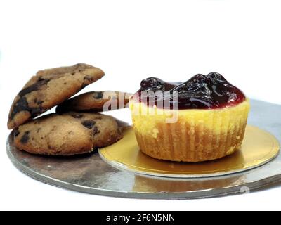Köstliche und leckere Chocolate Chip Cookies und Käsekuchen, auf weißem Studiohintergrund. Stockfoto