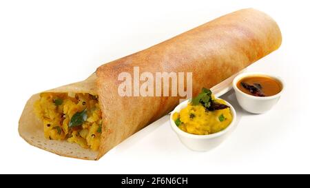Südindische Masala Dhosa oder Dosa serviert mit sambhar, Kokos-Chutney, Red Chutney und Green Chutney, südindisches Frühstück Stockfoto
