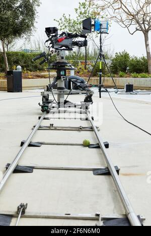Tel Aviv - Israel, 11. März 2021: Professionelle Ausrüstung für das Filmen von TV-Shows und Filmen. Videokamera auf Stativ mit Schienen und Beleuchtungseinrichtung. Stockfoto
