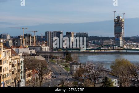 Der Sava-Fluss und der Stadtkomplex am Ufer von Belgrad aus am 28. März 2021 von der Belgrader Festung in Belgrad, Serbien Stockfoto