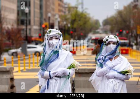 Washington, DC, USA, 1. April 2021. Im Bild: Zwei Mitglieder der weißen Brigade von Extinction Rebellion bei einer Kundgebung indigener Jugendlicher gegen die Dakota Access Pipeline und die Line 3 Pipeline in Black Lives Matter Plaza. Kredit: Allison C Bailey/Alamy Live Nachrichten Stockfoto