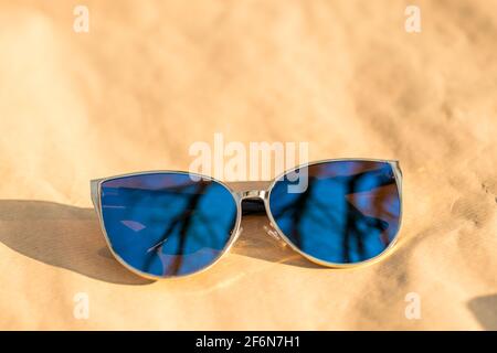 Mode Katzenaugen Sonnenbrillen Modell für Frauen mit großen blauen Linsen schießen draußen in einem sonnigen Tag Nahaufnahme. Selektiver Fokus Stockfoto