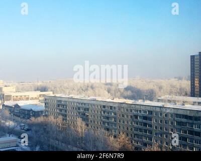 Architektur der modernen Stadt, Skyline und blauer Himmel bei frostigen Wetter im Winter Stockfoto