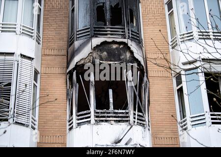 Berlin, Deutschland. April 2021. Nach einem Raumbrand ist an der Fassade des Gebäudes schwarzer Ruß zu sehen. Ein Zimmer in der Helios Emil von Behring Klinik in Berlin-Zehlendorf brannte über Nacht vollständig aus. Quelle: Fabian Sommer/dpa/Alamy Live News Stockfoto