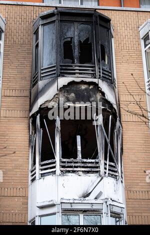 Berlin, Deutschland. April 2021. Nach einem Raumbrand ist an der Fassade des Gebäudes schwarzer Ruß zu sehen. Ein Zimmer in der Helios Emil von Behring Klinik in Berlin-Zehlendorf brannte über Nacht vollständig aus. Quelle: Fabian Sommer/dpa/Alamy Live News Stockfoto