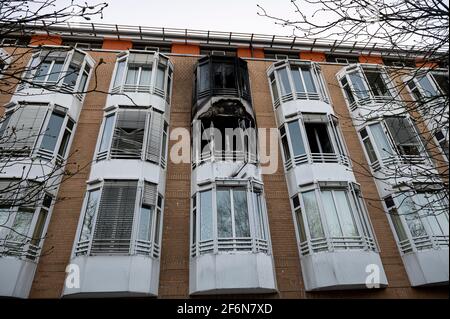 Berlin, Deutschland. April 2021. Nach einem Raumbrand ist an der Fassade des Gebäudes schwarzer Ruß zu sehen. Ein Zimmer in der Helios Emil von Behring Klinik in Berlin-Zehlendorf brannte über Nacht vollständig aus. Quelle: Fabian Sommer/dpa/Alamy Live News Stockfoto