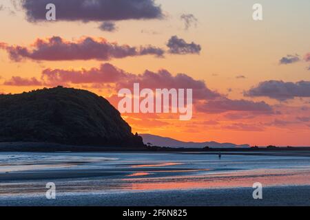 Feuerroter Himmel bei Sonnenaufgang am Strand, Cape Hillsborough, Queensland, QLD, Australien Stockfoto