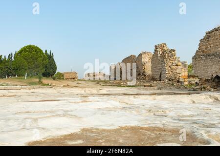 Zerstörte Steinmauern der Ruinen der Stadt Hierapolis in Pamukkale Türkei. Stockfoto