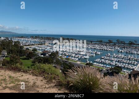 Blick über den Hafen von Dana Point und den Pazifik An einem schönen Sommertag Stockfoto
