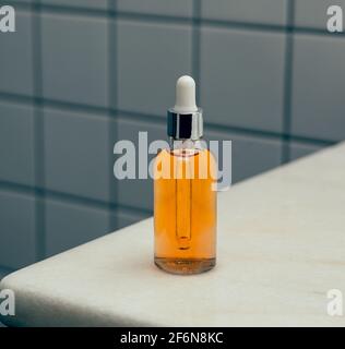Natürliches Serum. Konzept der kosmetischen Injektion ist Hyaluronsäure, Botulin, Serum. CBD-Öl Stockfoto