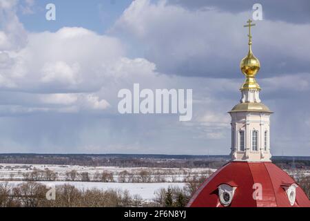 Russische christlich-orthodoxe Kirche mit Kuppeln und einem Kreuz gegen den Himmel. Russische Orthodoxie und christlichen Glauben Konzept. Hochwertige Fotos Stockfoto