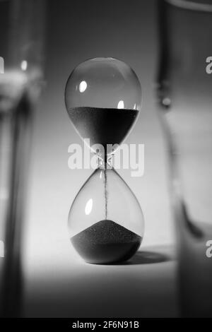 Schwarzweiß-Foto der Sanduhr Nahaufnahme Stockfoto