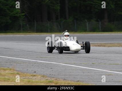 Ein Formel-2-Rennfahrer der Autodynamic Mark IV aus dem Jahr 1996 ist bei einem Oldtimer-Rennen auf Anhieb unterwegs. Stockfoto