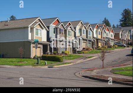 Reihe von Stadthäusern in einer Nachbarschaft Gresham Oregon. Stockfoto