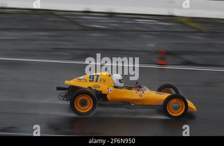 Bei einem Oldtimerrennen auf den Pacific Raceways in Kent, Washington, beschleunigt ein 1968 Lynx FV Formel-Rennwagen die Strecke. Stockfoto