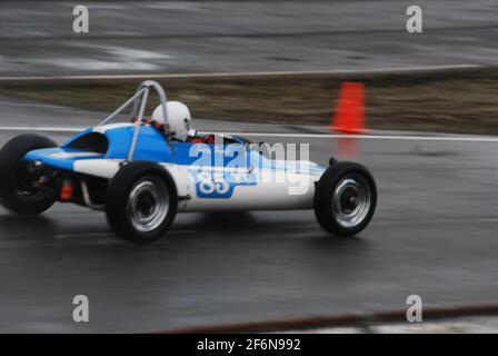 Ein 1968 Zink C4 Formel-2-Rennwagen fährt während eines Oldtimer-Rennens auf der Strecke. Stockfoto