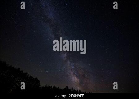 Die Milchstraße, Sternschnuppen und Planeten leuchten über dem Cherry Springs Dark Skies Park und dem Astrologie-Aussichtspunkt in COUDERSPORT, Pennsylvania. Stockfoto