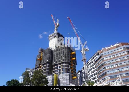 Low Angle Blick auf die neuen Wolkenkratzer hinter Parramatta Ferry Wharf Stockfoto