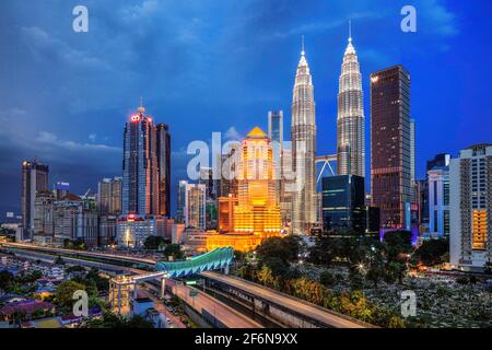 Die Skyline von Kuala Lumpur während der Dämmerung, Malaysia. Stockfoto