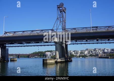 Nahaufnahme der Ryde-Brücke über den Parramatta-Fluss An Bord einer Fähre Stockfoto