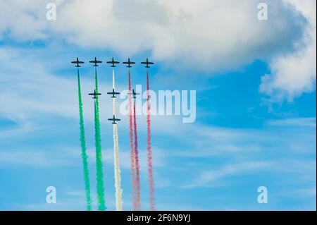 Frecce Tricolori machen die italienische Fahne mit Rauch. Stockfoto