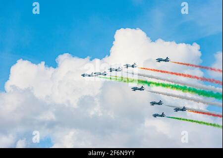 Frecce Tricolori machen die italienische Fahne mit Rauch. Stockfoto