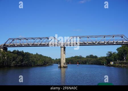 Blick auf den Fluss auf die Thackeray Street Bridge über den Parramatta River In Rydalmere Stockfoto