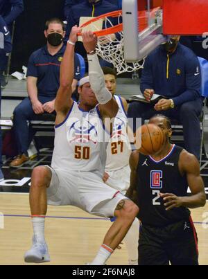 Los Angeles, Usa. April 2021. Der Stürmer von Denver Nuggets Aaron Gordon jammt in der ersten Hälfte des Staples Center in Los Angeles am Donnerstag, den 1. April 2021, über den Stürmer von Los Angeles Clippers, Kawhi Leonard. Die Nuggets besiegten die Clippers 101-94. Foto von Jim Ruymen/UPI Credit: UPI/Alamy Live News Stockfoto