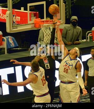 Los Angeles, Usa. April 2021. Der Vorkämpfer von Denver Nuggets, Aaron Gordon, und die Wache von Los Angeles Clippers kämpfen in der ersten Hälfte des Staples Center in Los Angeles am Donnerstag, den 1. April 2021, um den Rebound. Die Nuggets besiegten die Clippers 101-94. Foto von Jim Ruymen/UPI Credit: UPI/Alamy Live News Stockfoto