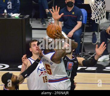 Los Angeles, Usa. April 2021. Denver Nuggets' Stürmer will Barton dreht am Donnerstag, den 1. April 2021, im Los Angeles Clippers' Center Ivica Zubac in der ersten Hälfte des Staples Center in Los Angeles. Die Nuggets besiegten die Clippers 101-94. Foto von Jim Ruymen/UPI Credit: UPI/Alamy Live News Stockfoto