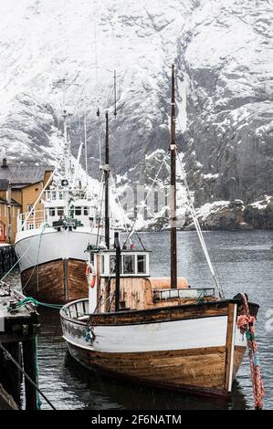 Fischerboote im Hafen, Norwegen Stockfoto