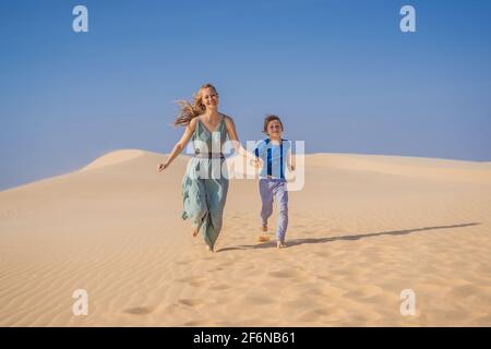 Mutter und Sohn in der Wüste. Reisen mit Kindern Konzept. Tourismus wieder eröffnet nach Quarantäne COVID 19 Stockfoto