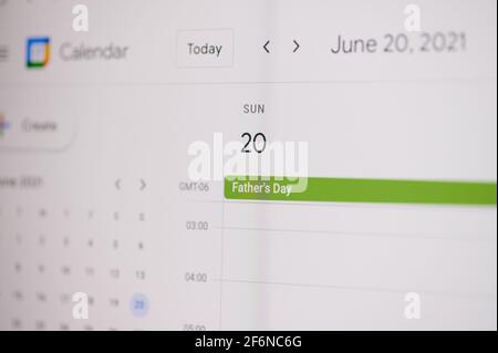 New york, USA - 17. Februar 2021: Vatertag 20. juni auf google-Kalender auf Laptop-Bildschirm Nahaufnahme. Stockfoto