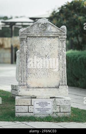 Platte im Garten des Hierapolis Museums mit Unterschrift: Von Laodicea, papias Fackeln, Grabstein, römisches Zeitalter, Grabstein von papias, 2. Jahrhundert n. Chr. Pamukkale Stockfoto