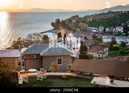 Sonnenuntergang in Afissos, einem traditionellen Dorf, das amphitheatralisch an den Hängen des Monte Pelion gebaut wurde, mit Blick auf den Pagasitischen Golf. Magnesia, Griechenland. Stockfoto