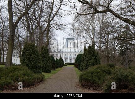 Palast und Park in Zakrzewo, Provinz Wielkopolska. Winterlandschaft, Frühfrühling. Stockfoto