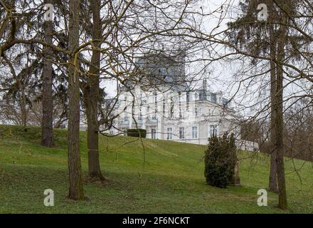 Palast und Park in Zakrzewo, Provinz Wielkopolska. Winterlandschaft, Frühfrühling. Stockfoto