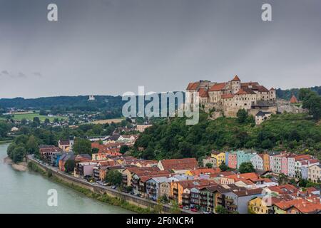 Das Schloss Burghausen hat die längste Festung der Welt, direkt an der deutsch-österreichischen Grenze Stockfoto