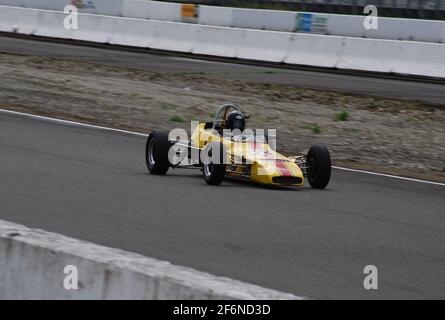 Ein alter Winkelmann Formel-2-Rennwagen aus dem Jahr 1970 fährt während eines Oldtimer-Rennens auf dem Pacific Raceway im Bundesstaat Washington auf die Strecke. Stockfoto