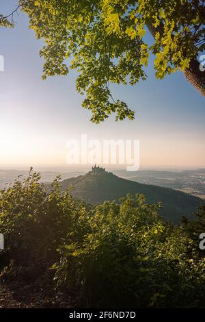 Luftaufnahme der berühmten Burg Hohenzollern, Stammsitz des Kaiserhauses Hohenzollern und eines der meistbesuchten Schlösser Europas, auf der Spitze der Burg Stockfoto