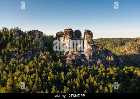 Schöner Sonnenuntergang über den Karstbergen des Nationalparks Sächsische Schweiz, Deutschland Stockfoto