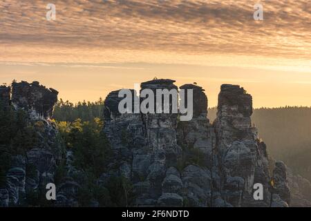 Erstaunlicher Sonnenaufgang über den Karstbergen der Sächsischen Schweiz, Deutschland Stockfoto