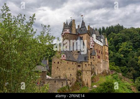 BURG ELTZ, DEUTSCHLAND, 24. JULI 2020: Herrliche Aussicht auf die berühmte Burg Eltz bei bewölktem Himmel in Rheinland-Pfalz Stockfoto