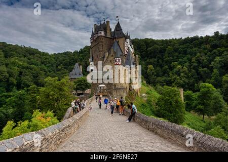 BURG ELTZ, DEUTSCHLAND, 24. JULI 2020: Herrliche Aussicht auf die berühmte Burg Eltz bei bewölktem Himmel in Rheinland-Pfalz Stockfoto